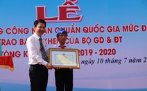 Bộ GD-ĐT tặng bằng khen nam sinh lớp 6 dọn rác chắn cống