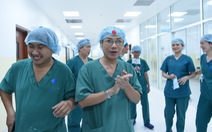 Thủ tướng Nguyễn Xuân Phúc gọi điện chúc mừng êkip phẫu thuật tách rời cặp song sinh