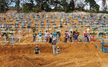 Brazil vượt mốc 2 triệu ca COVID-19, không đủ quan tài chôn người chết