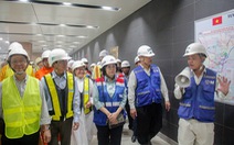 Lãnh đạo Ủy ban MTTQ TP tham quan ga metro TP và tặng quà cho công nhân