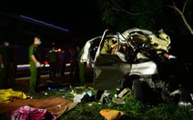 Xe khách 16 chỗ 'đấu đầu' xe tải trong đêm, 8 người chết, nhiều người bị thương
