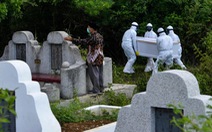 Đào mộ người chết vì virus corona ở Indonesia
