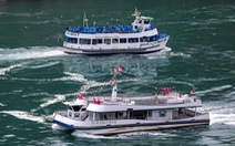 Đối lập ở thác Niagara thời COVID-19: Tàu Canada 6 người, tàu Mỹ đông chật