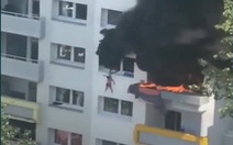 Cứu 2 cậu bé khỏi một tòa nhà cháy: người cứu và người được cứu đều anh hùng