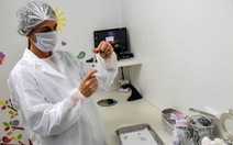 Nhân viên y tế Brazil tình nguyện thử vắcxin COVID-19