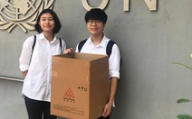 Mũ cách ly di động của hai học sinh Việt Nam