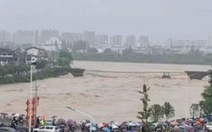 Nhiều người dân bàng hoàng chứng kiến mưa lũ cuốn sập cây cầu cổ ở An Huy