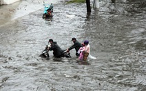 Nếu sửa ‘rốn ngập’ Nguyễn Hữu Cảnh chậm, chủ đầu tư và nhà thầu phải trả 14,2 tỉ thuê máy bơm