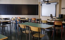 Trường học Italy cưa nhỏ bàn ghế để học sinh giãn cách xã hội