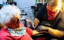 Hết cách ly, cụ bà 103 tuổi ngồi sau môtô đi xăm chú ếch trên tay làm kỷ niệm