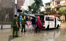 Giải cứu nhiều người dân bị thương và mắc kẹt vì ngập lụt ở TP Hạ Long