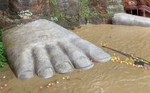 Lũ bùn đã lên tới chân tượng Phật khổng lồ 1.000 năm tuổi ở Trung Quốc