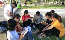 Trạm đọc bên bờ sông Hương
