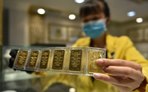 Giá vàng thế giới lại lao dốc, vàng trong nước bám trụ ngưỡng 57 triệu đồng/lượng
