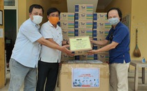Báo Tuổi Trẻ tặng vật dụng phòng dịch COVID-19 cho trạm y tế giáp ranh Đà Nẵng