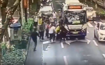 Trong 30 giây, hàng chục người cứu cô gái Trung Quốc bị cuốn vào gầm xe buýt