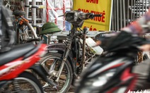 Xe máy 'phế liệu' nhả khói đen, chở hàng cồng kềnh trên phố Hà Nội