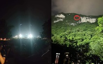 Rọi đèn sân vận động để giải cứu hai học sinh lớp 10 mắc kẹt trên núi