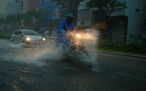 Miền Trung mưa lớn kèm sấm chớp, đường Đà Nẵng ngập, Huế đã có thiệt hại