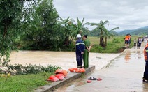 Đi qua đập tràn và sửa trạm cân ngập nước sau bão, 2 người tử vong