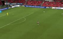 Video: Thủ môn xử lý 'siêu ngố' để thủng lưới như bán độ