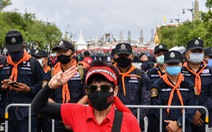 Thái Lan dọa 'xử' người gắn bảng 'đất nước thuộc về dân', thách thức hoàng gia