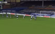 Cách khung thành trống chưa đến 2m, cầu thủ Everton vẫn lóng ngóng sút hụt