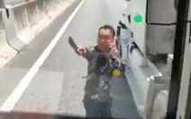 Tài xế container cầm dao chặt gương xe khách trên cao tốc TP.HCM - Trung Lương