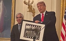 Nhiếp ảnh gia gốc Việt Nick Út được ông Trump trao Huân chương nghệ thuật