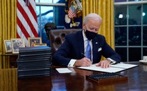 Ngồi vào Phòng Bầu dục, Tổng thống Biden ký ngay 15 sắc lệnh