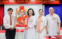 HĐND TP.HCM thăm, tặng quà chúc Tết Bệnh viện Hùng Vương và các hộ nghèo