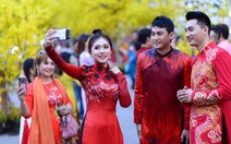 Văn nghệ sĩ diện áo mới du xuân lễ hội Tết Việt Tân Sửu 2021