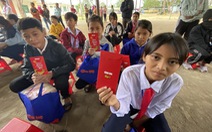 Tết sẻ chia với học sinh, sinh viên vùng bão lũ Quảng Nam