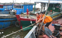 Quảng Bình cấm ra biển, xét nghiệm COVID-19 100% ngư dân từ biển vào bờ tránh bão