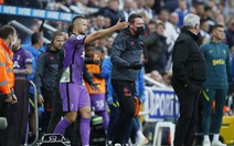Trận Newcastle - Tottenham bị gián đoạn vì cầu thủ phát hiện sự cố trên khán đài