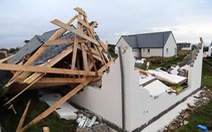 Bão càn quét miền bắc Pháp, hơn 250.000 nhà mất điện, cây đổ lên đường ray