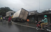 Quốc lộ 1 kẹt xe hơn 10km vì xe tải tông vào chợ