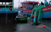 Hai tàu cá bị sóng đánh chìm khi đang neo đậu tránh mưa lớn