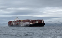 Tàu container cháy và phát tán khí độc ngoài khơi Canada