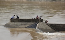 Đang giải cứu đoàn cán bộ đi kiểm tra bị mắc kẹt giữa sông Thạch Hãn