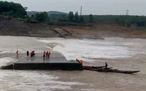 Cứu thành công 7 người mắc kẹt trên ụ nổi giữa sông Thạch Hãn sau tai nạn trôi tàu