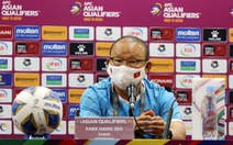 HLV Park Hang Seo: 'Có lẽ việc thay hậu vệ sớm khiến tuyển Việt Nam thất bại'