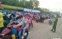 Người dân sinh sống ở quận Bình Tân được trao gói  hỗ trợ lần 3 trước khi về quê