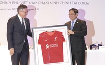 Thủ tướng Phạm Minh Chính đối thoại với doanh nghiệp Anh, được tặng áo đấu Liverpool