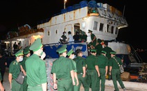 Bộ đội biên phòng, nhân viên y tế từ đất liền lên tàu trong đêm ra hỗ trợ đảo Phú Quý