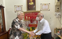 Ông Phan Nguyễn Như Khuê thăm nhà giáo lão thành nhân ngày 20-11
