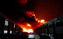 Sau tiếng nổ lớn, công ty máy móc nông nghiệp bùng cháy, cột lửa cao hàng chục mét