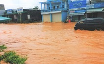 Đường vô Lâm Đồng ngập sâu, xe cộ 'bơi' giữa quốc lộ 20