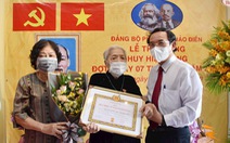 Bí thư Nguyễn Văn Nên đến nhà trao Huy hiệu 75 năm tuổi Đảng cho hai đảng viên