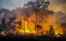 Thảm họa kép ở Úc: Lửa một bên và lũ một bên